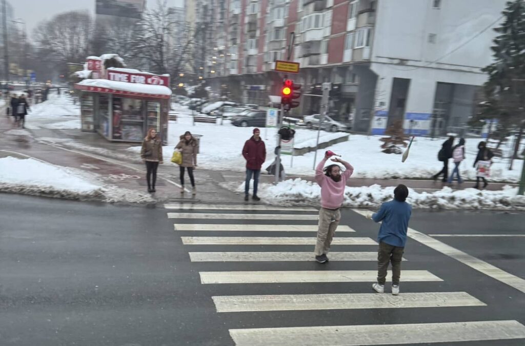 2 man juggling in the street